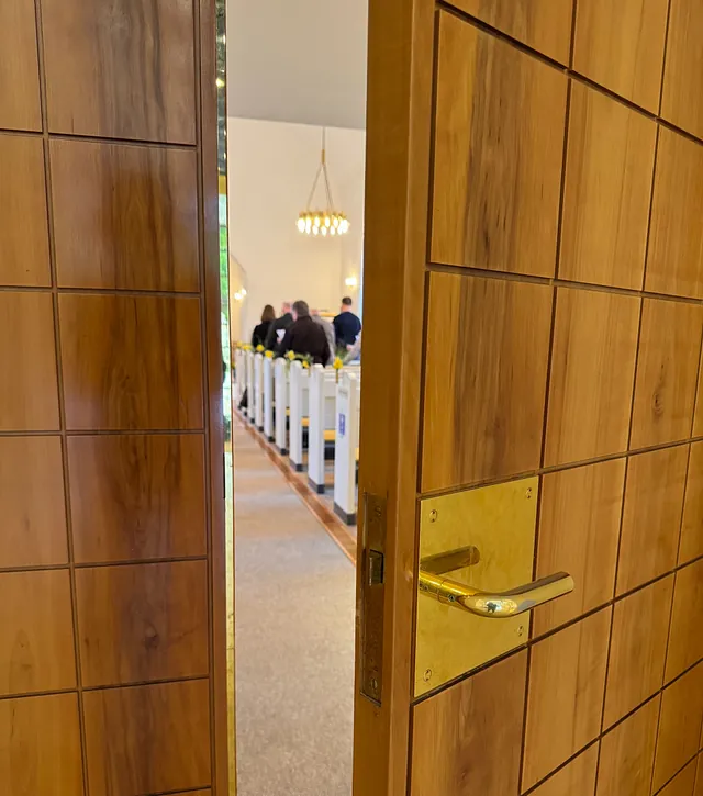 døren ind til kirken står på klem