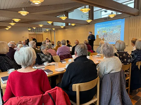 forsamling af seniorer til eftermiddagstræf