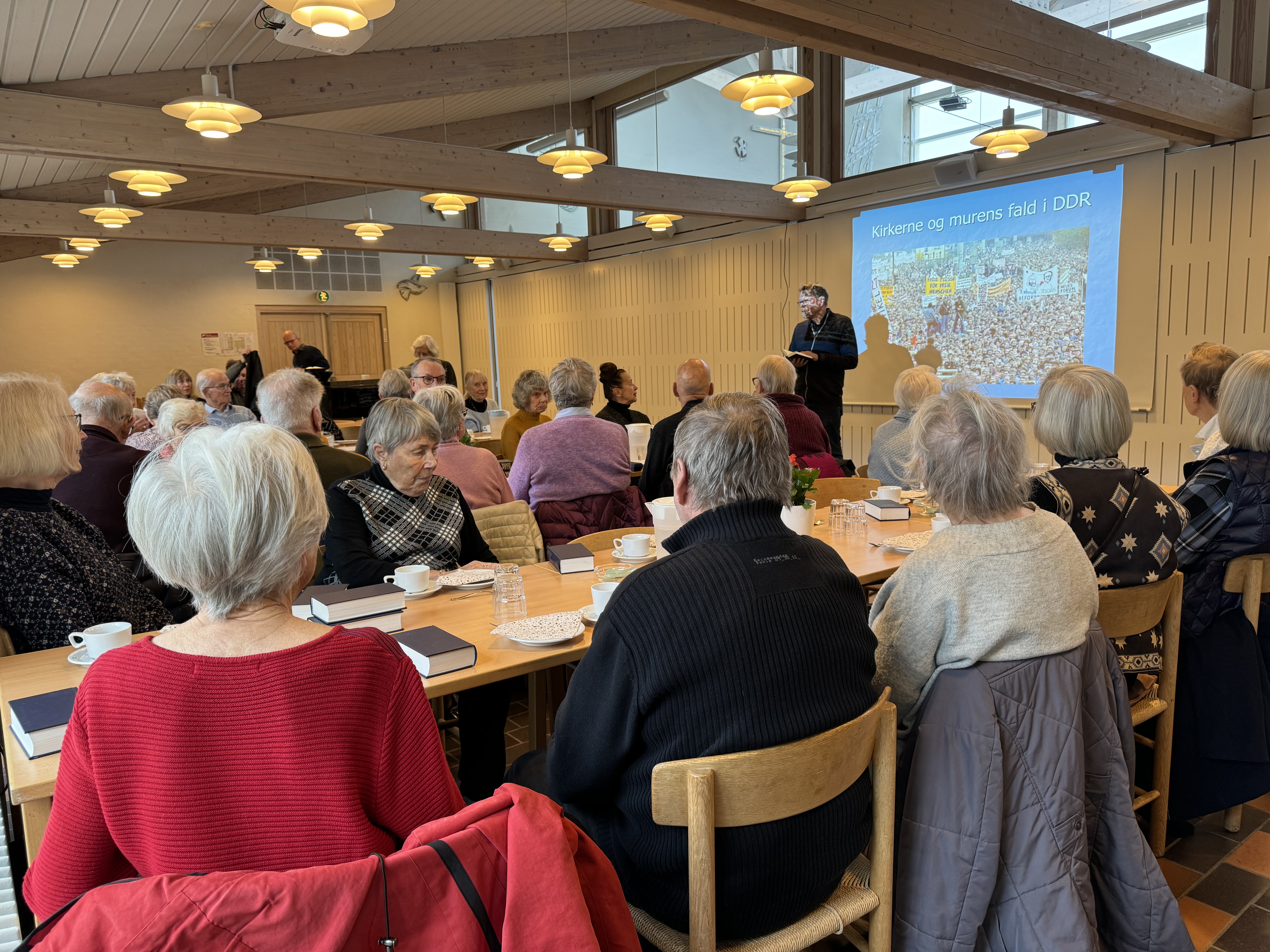 forsamling af seniorer til eftermiddagstræf